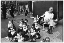 350821 Afbeelding van de heer De Groot die tuinkabouters verkoopt op de vrijmarkt tijdens de viering van Koninginnedag ...